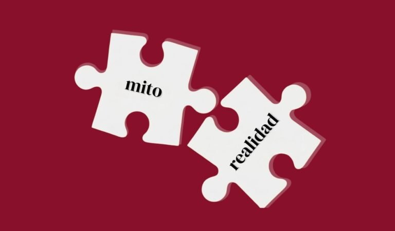 Dos piezas de puzzles blancas sobre un fondo amarillo sólido; la pieza de la izquierda tiene escrita la palabra 'mito' y la pieza de la derecha tiene escrita la palabra 'realidad".