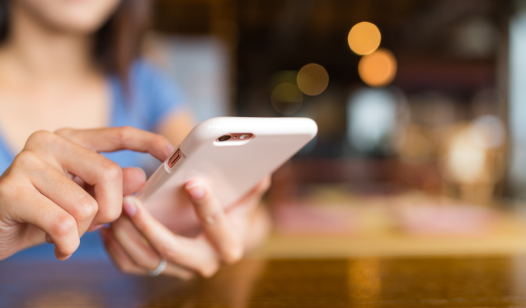 Mujer haciendo social selling desde su teléfono móvil.