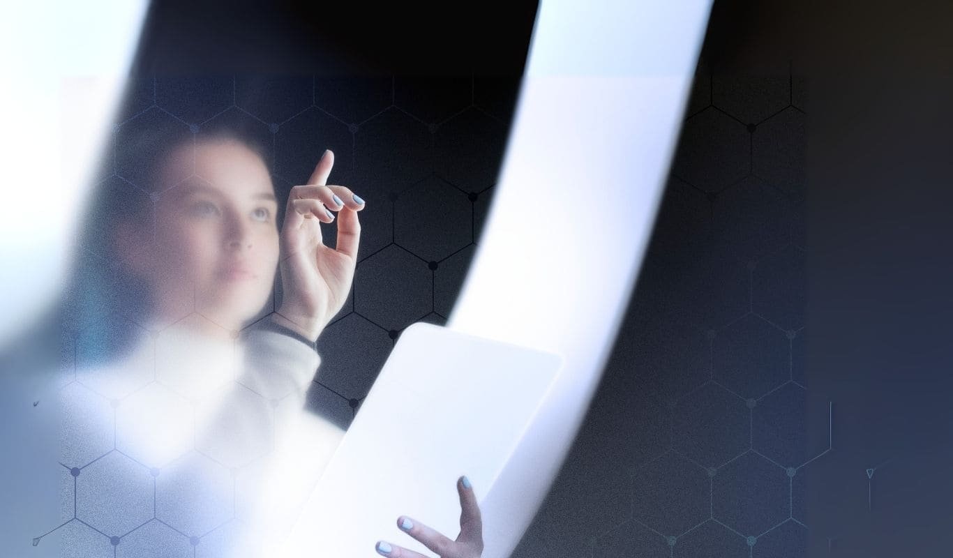 Escuela de negocios 350 Mujer interactuando con agentes de IA en una interfaz digital futurista, ilustrando el uso de inteligencia artificial en ventas