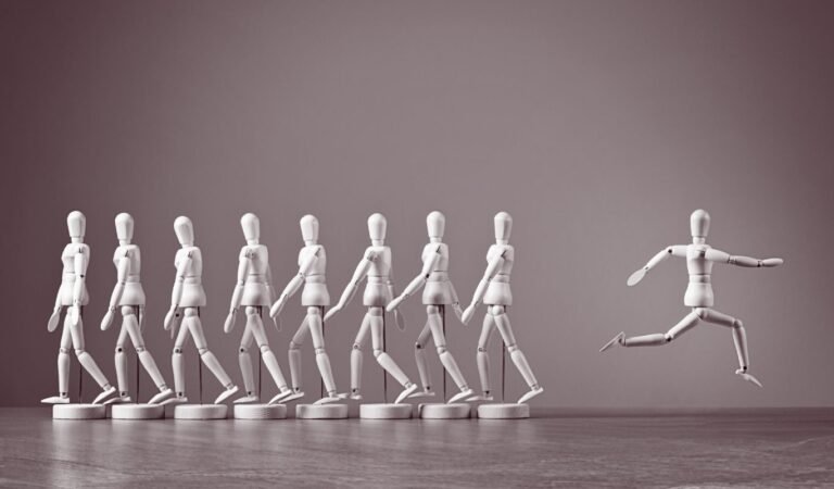 Imagen destacada artículo "Ventas disruptivas en mercados adyacentes", donde se ve una figura humana separándose del grupo