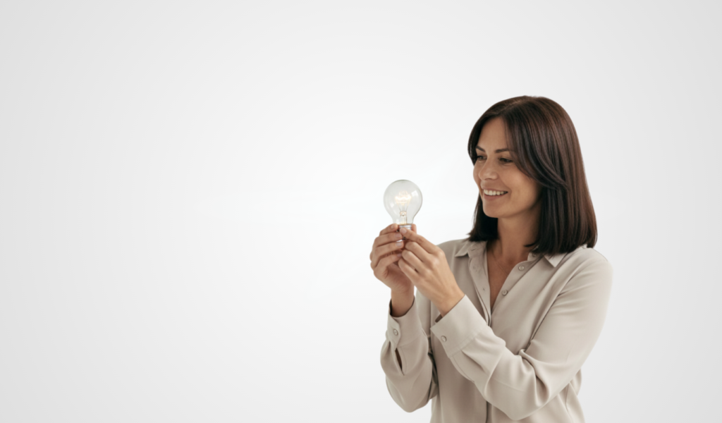 Mujer sosteniendo una bombilla. Imagen del artículo "No compres visibilidad. Compra demanda"