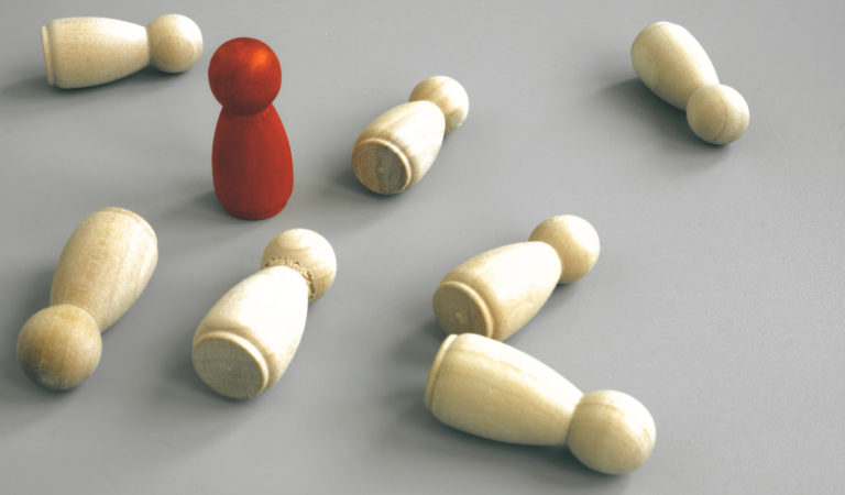 Imagen destacada artículo "Las 5 fuerzas de Porter". En la imagen se ve una figura roja de pie y 7 figuras blancas en el suelo alrededor. Simbolizan la competitividad y mi posición en el sector frente a mis competidores.