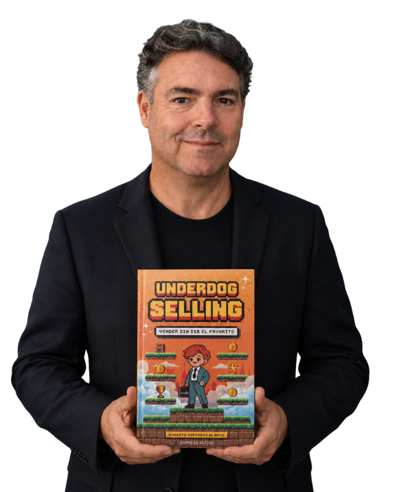 Roberto Espinosa con su libro Underdog Selling