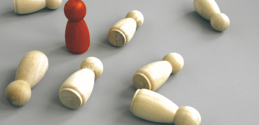 Imagen destacada artículo "Las 5 fuerzas de Porter". En la imagen se ve una figura roja de pie y 7 figuras blancas en el suelo alrededor. Simbolizan la competitividad y mi posición en el sector frente a mis competidores.