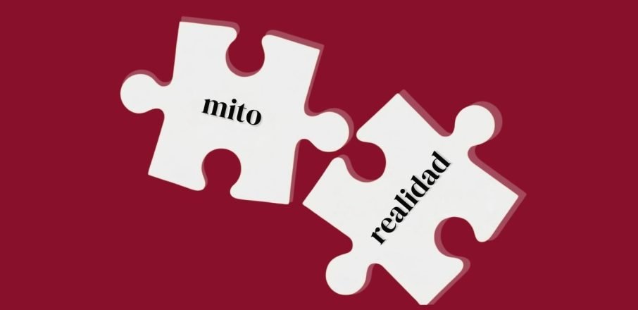 Dos piezas de puzzles blancas sobre un fondo amarillo sólido; la pieza de la izquierda tiene escrita la palabra 'mito' y la pieza de la derecha tiene escrita la palabra 'realidad".