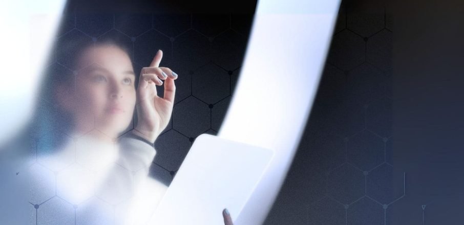 agentes-de-ia-para-ventas Mujer interactuando con agentes de IA en una interfaz digital futurista, ilustrando el uso de inteligencia artificial en ventas