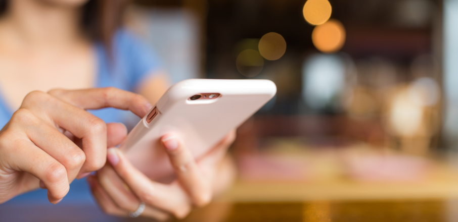 Mujer haciendo social selling desde su teléfono móvil.