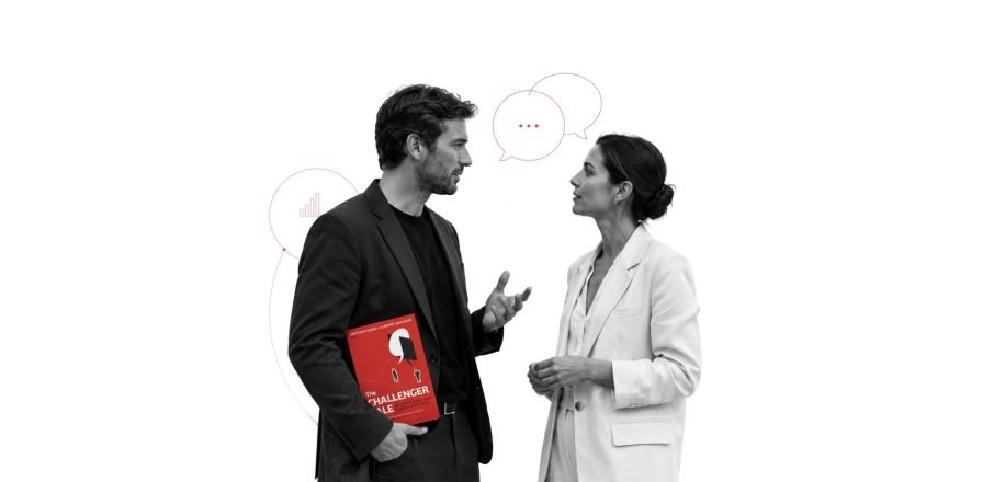 Hombre y mujer hablando del libro "The Challenger Sale", de Dixon y Adamson
