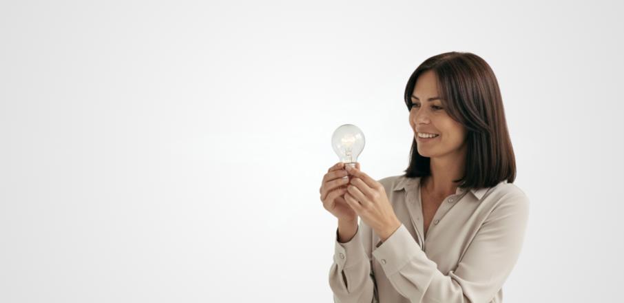 Mujer sosteniendo una bombilla. Imagen del artículo "No compres visibilidad. Compra demanda"