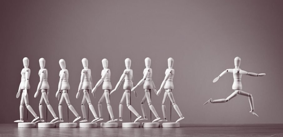 Imagen destacada artículo "Ventas disruptivas en mercados adyacentes", donde se ve una figura humana separándose del grupo